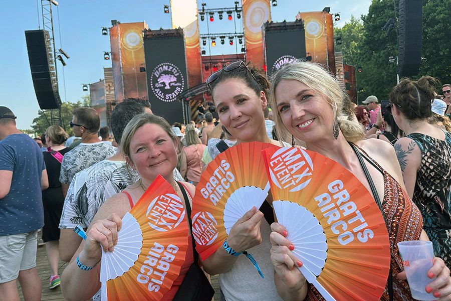 bedrukte handwaaiers op Legacy Festival in Mol